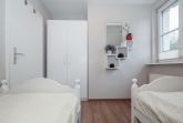 erstes Schlafzimmer mit Einzelbetten und Kleiderschrank