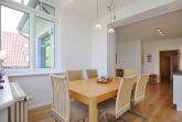 Essbereich mit Blick ins Wohnzimmer