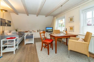 App. Anne - 2-Zimmer-Ferienwohnung im 1 OG mit Strandkorb vor dem Haus.