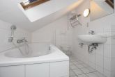 Badezimmer mit Badewanne