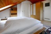 Schlafzimmer mit Doppelbett und Kleiderschrank