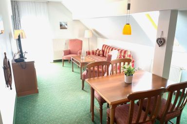 Seehof - Dachgeschosswohnung in erstklassiger Strandlage mit Blick zum schönen Schloonsee