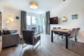 Wohn-/Essbereich mit Doppelschlafcouch, TV, Esstisch und Sit