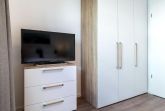 Schlafzimmer mit Kleiderschrank und TV