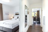 Flur mit Blick zum Schlafzimmer und Wohn-/Essbereich