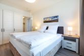 Schlafzimmer mit Boxspringbett und Kleiderschrank