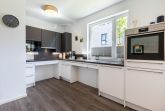 KÃ¼chenzeile mit Backofen, GeschirrspÃ¼ler und Mikrowelle