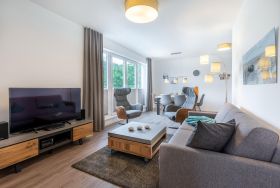 Wohn-/Essbereich mit Doppelschlafcouch und Zugang zur Dachte