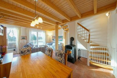 NordseeResort Friesland Ferienhäuser - Top-Ferienhaus am Deich mit Terrasse am Wasser, zwei Balkonen, Sauna & Kaminofen