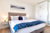 Schlafzimmer mit Boxspringbett und Kleiderschrank
