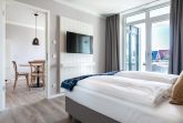 Schlafzimmer mit Zugang zum Wohn-/Essbereich