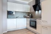 Offene KÃ¼che mit Backofen und GeschirrspÃ¼ler