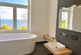 freistehende Badewanne mit Ostseeblick und TV