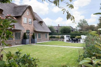 Alte Liebe - 5 Sterne Reetdachhaus für 7 Pers. mit Sauna, Garten, Stellplatz, WLAN, Haustiere erlaubt.