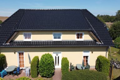 Fewo Seelenfrieden 1 - Garten ist dabei, Hund - Sonnige Ferienwohnung mit Südterrasse und zwei Schlafzimmern in Alt Reddevitz