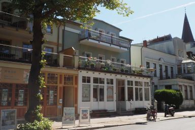 Ferienhaus Alisch Fewo 3 - Moderne Ferienwohnung mit Balkon & WLAN in Warnemünde – ideal für 4 Personen