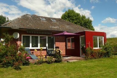 Gemütliches Ferienhaus am Deich mit Gartenzimmer und schönem Garten