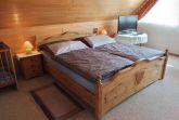 Schlafbereich. DG: Schlafzimmer 1 mit Kinderbett 60 x 120 cm