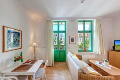 Villa Ostseewarte, STRANDNAH, teilw. SEEBLICK, FAHRSTUHL - Villa Ostseewarte Whg. 4, BALKON Villa Ostseewarte, STRANDNAH, teilw. SEEBLICK, FAHRSTUHL - Villa Ostseewarte Whg. 4, BALKON