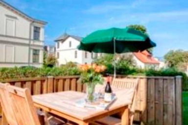 Villa Ostseewarte, STRANDNAH, teilw. SEEBLICK, FAHRSTUHL - Villa Ostseewarte Whg. 1, TERRASSE