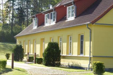 Gut Rattelvitz Parterre B, hochwertig, Sauna, Kamin, eTankstelle, Spielscheune, 15.000qm Parkland