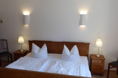 Gut Rattelvitz Parterre C, hochwertig, Sauna, Kamin, eTankstelle, Spielscheune, 15.000qm Parkland