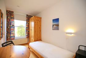 Blick ins 1. Schlafzimmer mit Kleiderschrank
