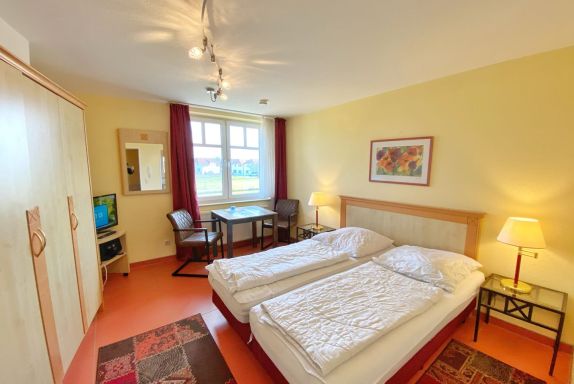 Wohnzimmer mit Doppelbett