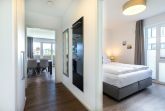 Flur mit Blick zum Schlafzimmer und Wohn-/Essbereich