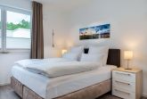 Schlafzimmer mit Boxspringbett (1,80 x 2,00 m)