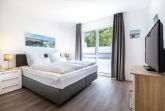 Schlafzimmer mit Boxspringbett und TV