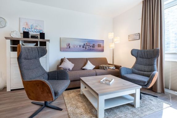 Wohn-/Essbereich mit Doppelschlafcouch und Sessel