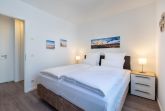 Schlafzimmer mit Boxspringbett (1,80 x 2,00 m)