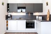 Offene KÃ¼che mit Backofen, GeschirspÃ¼ler und Mikrowelle