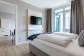 Schlafzimmer mit Zugang zur Loggia