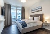 Schlafzimmer mit Zugang zur Loggia