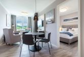 Wohn-/Essbereich mit Zugang zum Schlafzimmer