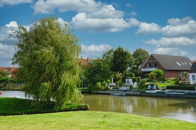 Grachtenblick - Neue Erdgeschosswohnung mit Hund direkt am Greetsieler Sieltief!