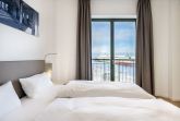 Schlafzimmer mit Doppelbett und Ausblick
