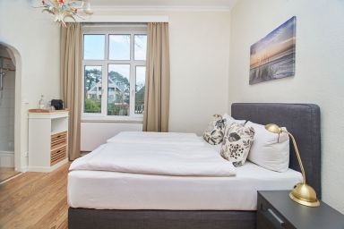 Villa Dünenblick - Doppelzimmer „Bernstein“ – Landseite & Flair in der Strandvilla