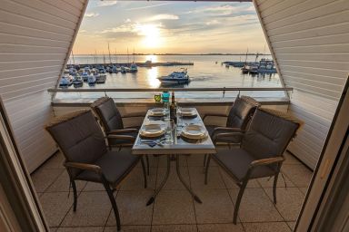 Fewo "An de Waterkant" - Leuchtturmblick, Balkon - An de Waterkant: Exklusive Wohnung mit Blick auf den Wieker Bodden und Hiddensee