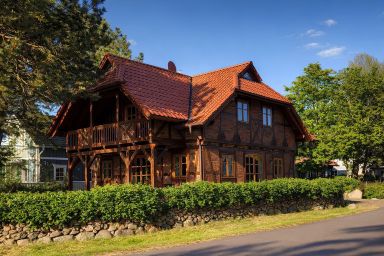 Windhuus – Fachwerk-Charme am Wieker Bodden - Windhuus–Exklusives Fachwerkhaus am Wieker Bodden mit Sauna und Leuchtturm-Blick