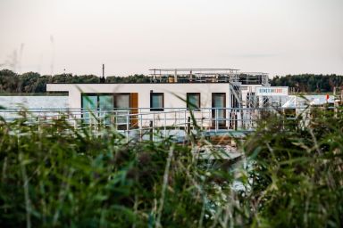 Kranichnest Schwimmhaus - Kranichnest Schwimmhaus: Seeblick, Terrasse, Kaminofen & Platz für 4 Gäste