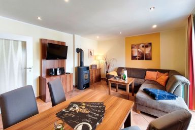Küstenwaldhaus - Ferienwohnung Delfin – Sauna, Kamin & Strandnähe