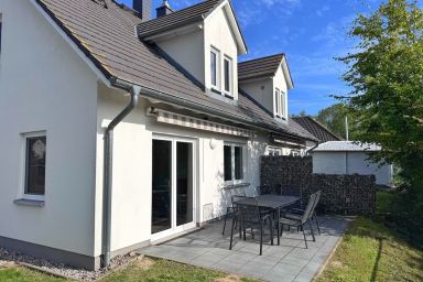 Moderne Haushälfte mit drei Schlafzimmern und Kamin - Mein Glowe - DHH Rechts