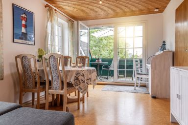 Ferienwohnung 50008 - Entzückend und komfortabel zugleich: Die lichtdurchflutete Wohnung, direkt hinterm Deich, eignet sich bei einer Größe von ca. 55 qm für 4 bis 5 Personen.