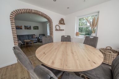 Großzügiges Ferienhaus mit großem Garten in Alleinlage - NIB-831 - Großzügiges Ferienhaus in Alleinlage (HT)