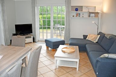 Landhaus mit Reetdach am Teich - Ferienwohnung EG 1 mit Terrasse und Strandkorb