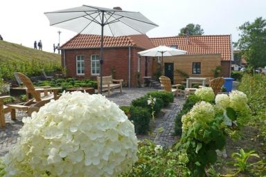 Deichhaus am Greetsieler Hafen / "Uroma Jaaptje"