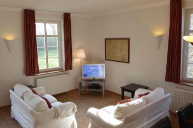 Gut Rattelvitz Parterre C, hochwertig, Sauna, Kamin, eTankstelle, Spielscheune, 15.000qm Parkland